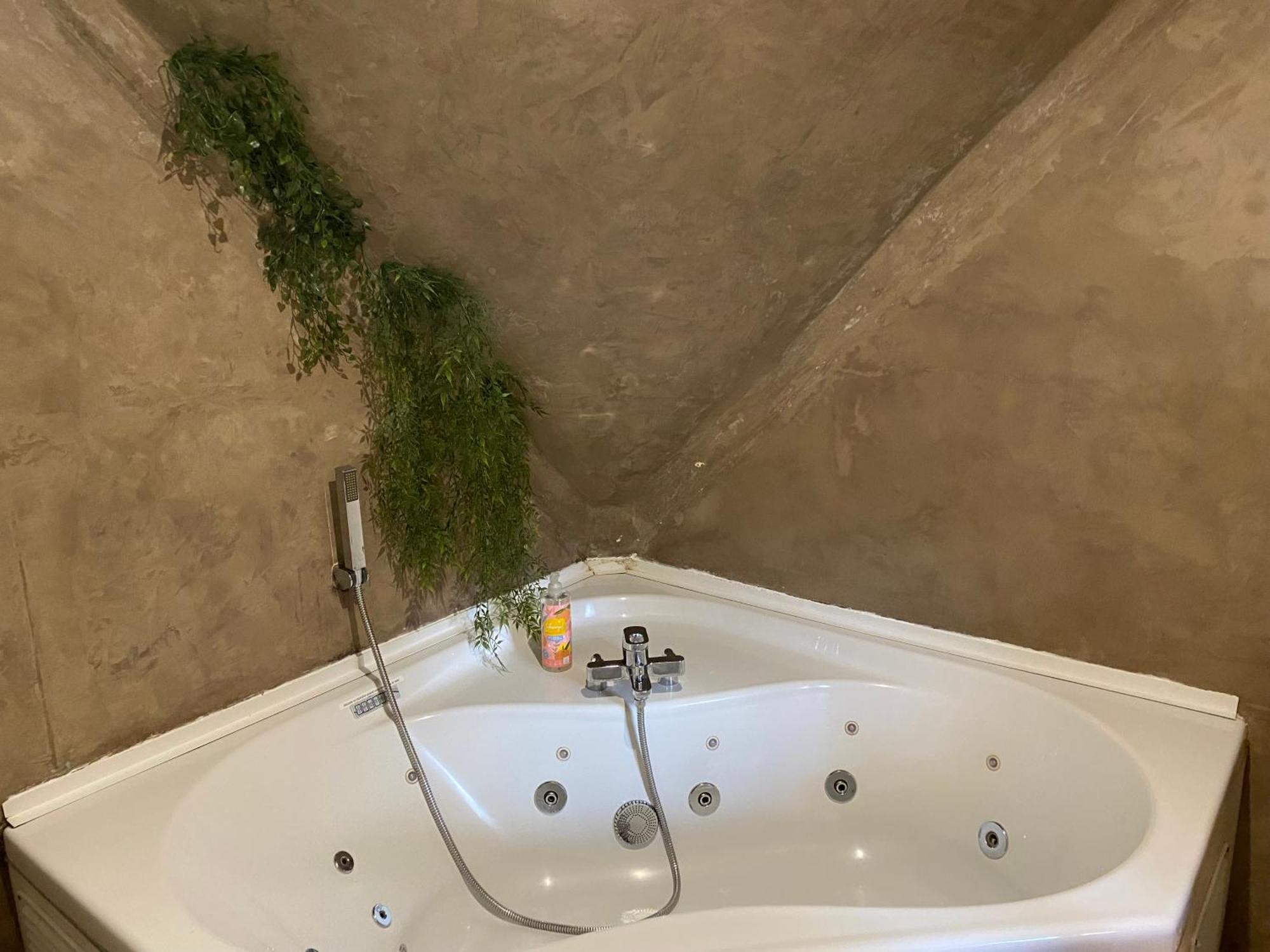 Chalet Tropical Avec Bain A Bulles - In The Woods Gesves Exteriör bild
